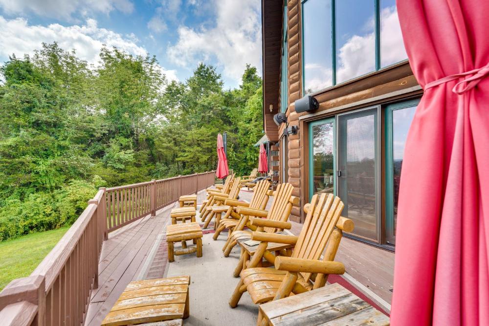 Luxury Log Cabin with EV Charger and Mtn Views!